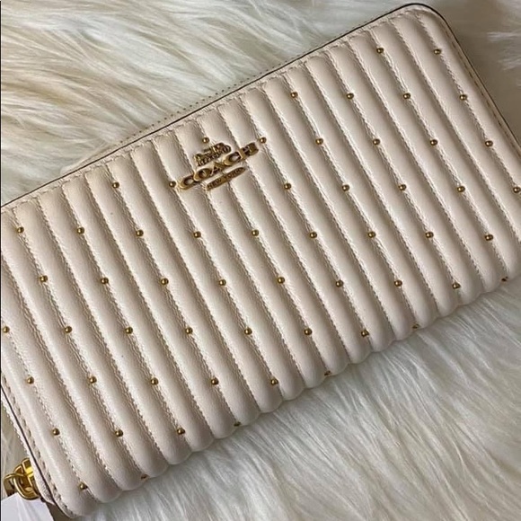 💰SOLD - 76273 - Coach Zip Wallet with Quilting - Picture 2 of 8